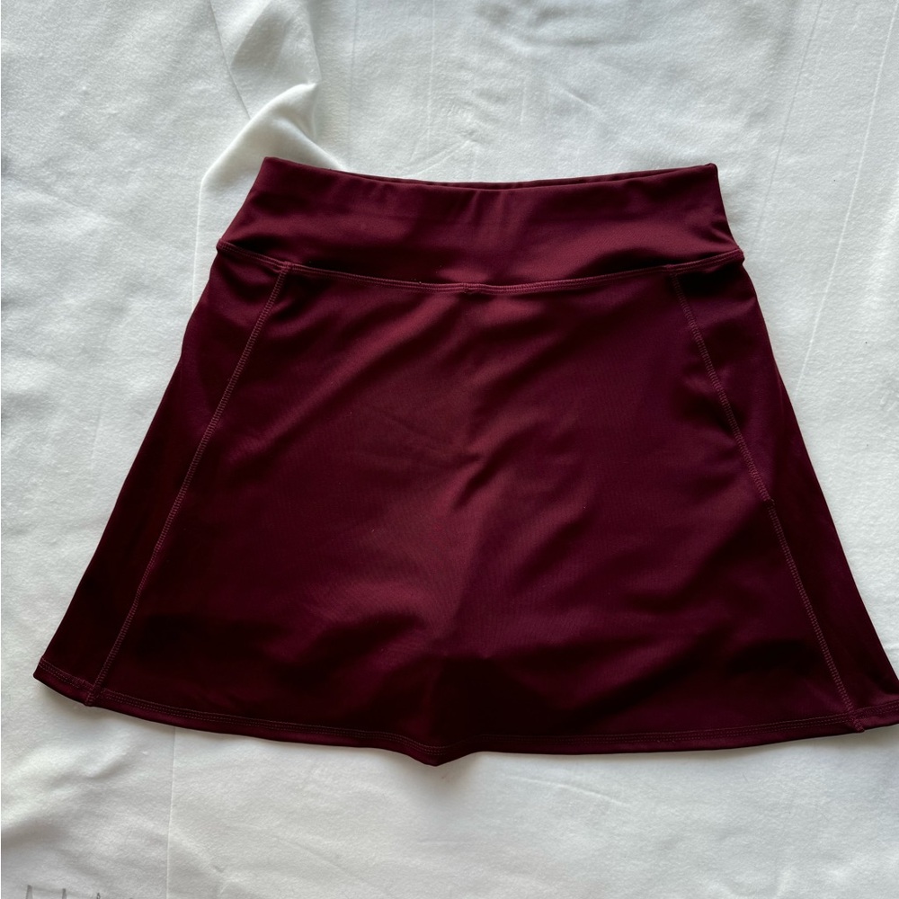Sporty skirt in a beautiful deep dark burgundy color, size M